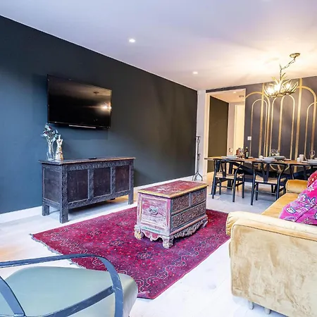 The Arches Luxurious Three Bedroom Close To Hampstead Heath With Garden Balcony And Courtyard London