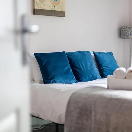 Stylish Chic Retreat: 1-bed, Near Canary Wharf Londra
