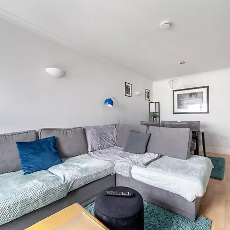Apartment Stylish Chic Retreat: 1-bed, Near Canary Wharf *
