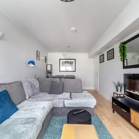 Stylish Chic Retreat: 1-bed, Near Canary Wharf