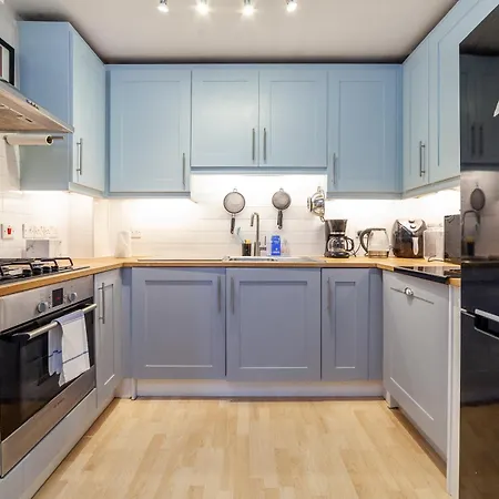 Apartment Stylish Chic Retreat: 1-bed, Near Canary Wharf *