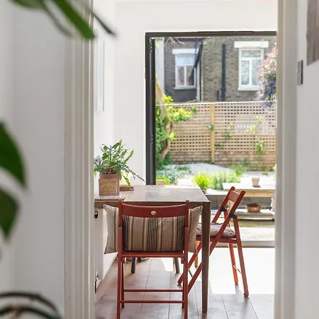 Apartment 1 Bed & Garden, Sunny Artist Flat - 20mins To London