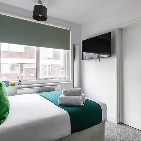 Livestay Affordable En-suite Studio In London, N14