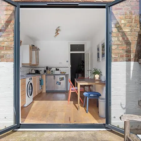 1 Bed & Garden, Sunny Artist Flat - 20mins To London
