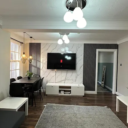 Two Bedroom Near Hyde Park