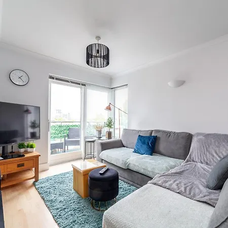 Stylish Chic Retreat: 1-bed, Near Canary Wharf London