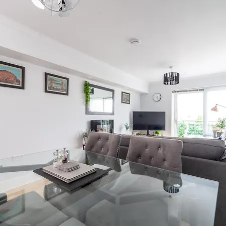 Apartment Stylish Chic Retreat: 1-bed, Near Canary Wharf London