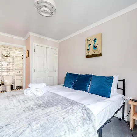 Stylish Chic Retreat: 1-bed, Near Canary Wharf