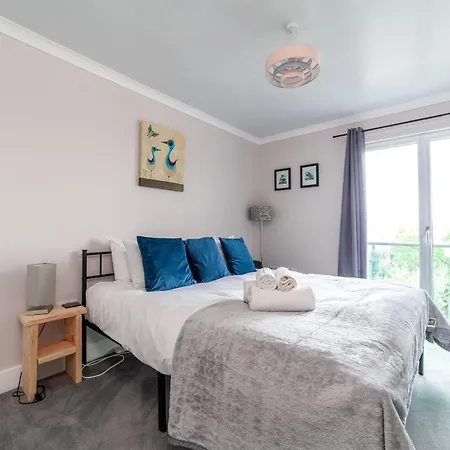 Apartment Stylish Chic Retreat: 1-bed, Near Canary Wharf *