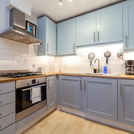 Stylish Chic Retreat: 1-bed, Near Canary Wharf London