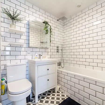 Apartment Stylish Chic Retreat: 1-bed, Near Canary Wharf London