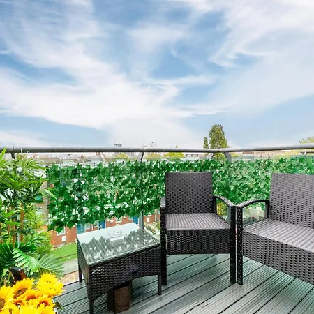 Stylish Chic Retreat: 1-bed, Near Canary Wharf London