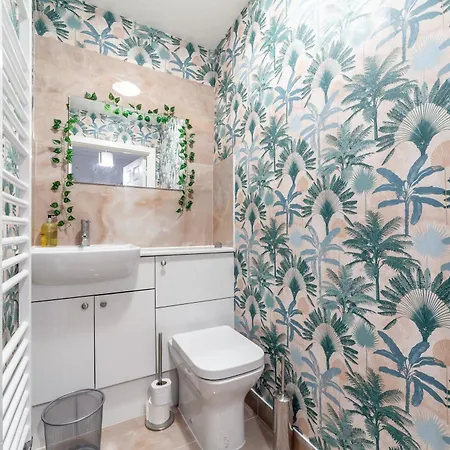 Apartment Stylish Chic Retreat: 1-bed, Near Canary Wharf *