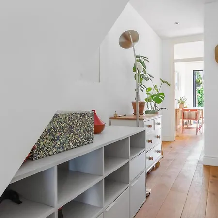 Apartment 1 Bed & Garden, Sunny Artist Flat - 20mins To