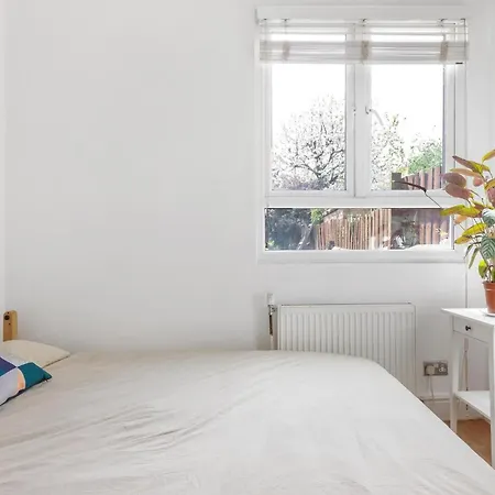 Apartment 1 Bed & Garden, Sunny Artist Flat - 20mins To London