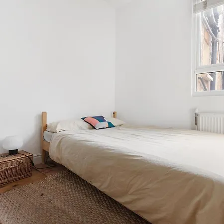 1 Bed & Garden, Sunny Artist Flat - 20mins To