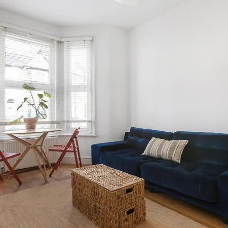 1 Bed & Garden, Sunny Artist Flat - 20mins To