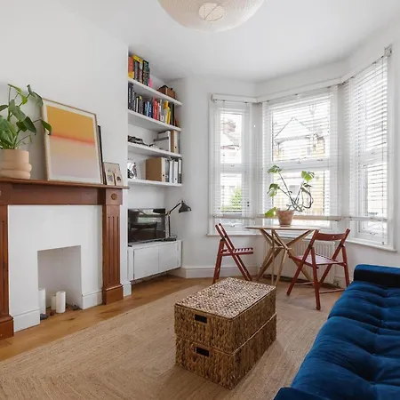 1 Bed & Garden, Sunny Artist Flat - 20mins To