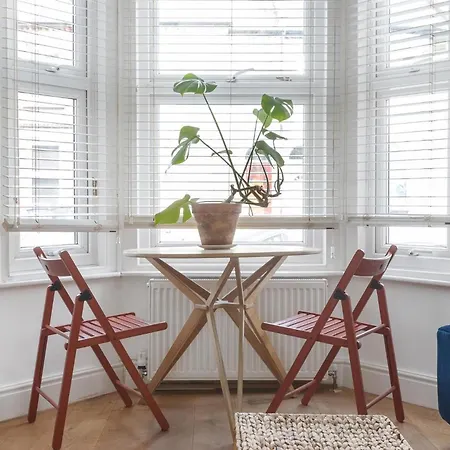 Apartment 1 Bed & Garden, Sunny Artist Flat - 20mins To London