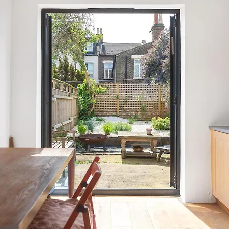 1 Bed & Garden, Sunny Artist Flat - 20mins To London