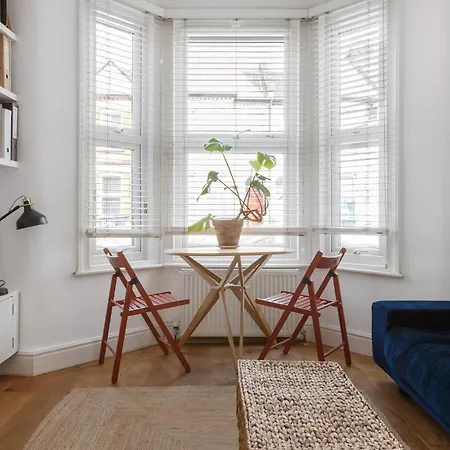Apartment 1 Bed & Garden, Sunny Artist Flat - 20mins To London
