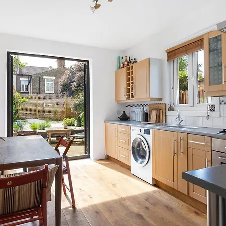 Apartment 1 Bed & Garden, Sunny Artist Flat - 20mins To