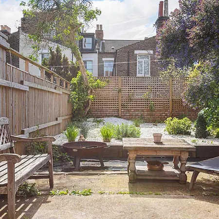 1 Bed & Garden, Sunny Artist Flat - 20mins To London