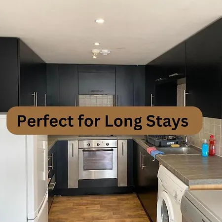 Apartment 25 Percent Off Monthly 2bed Serviced Business & Family Guests Free Wifi & Netflix Sleeps 4!