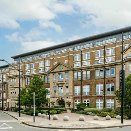 Apartment 25 Percent Off Monthly 2bed Serviced Business & Family Guests Free Wifi & Netflix Sleeps 4! *