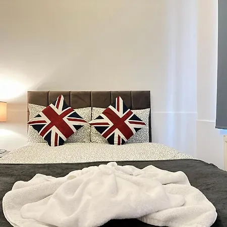 Apartment Three Bedroom Beautiful London