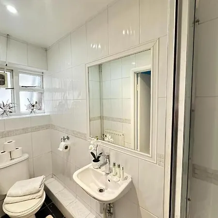 Apartment Three Bedroom Near Mayfair *