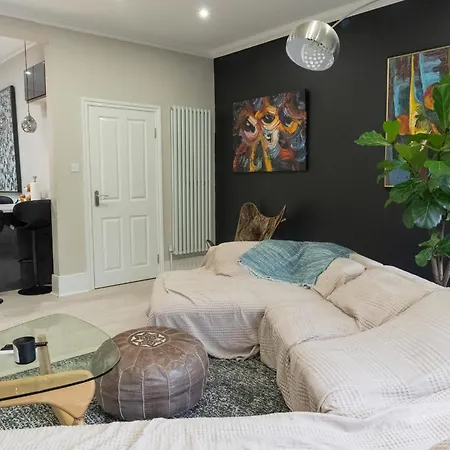 3 Bed House In The Heart Of Palmers