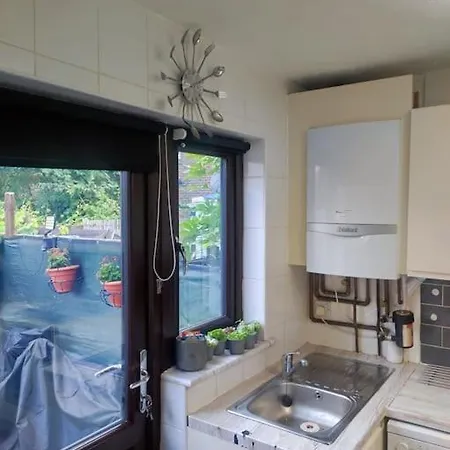 Cosy House Close To Bridge