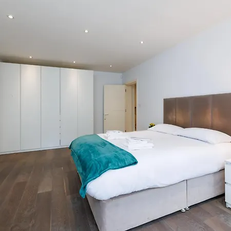Apartment Spacious 2-bed Flat / 10 Mins From The Centre *