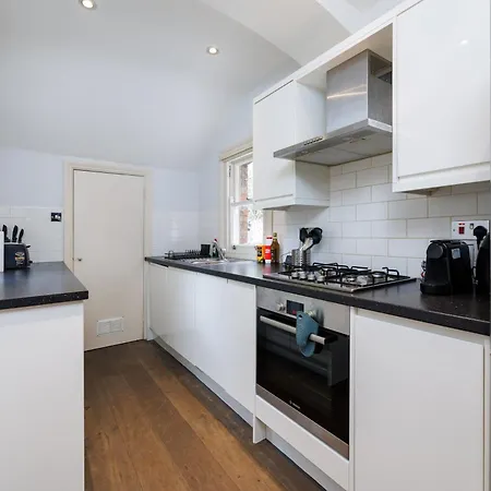 Spacious 2-bed Flat / 10 Mins From The Centre