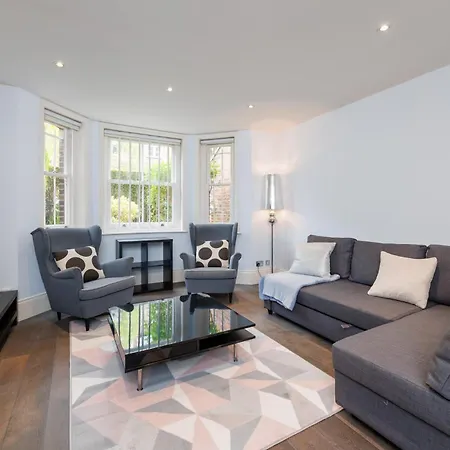 Apartment Spacious 2-bed Flat / 10 Mins From The Centre London
