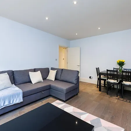 Apartment Spacious 2-bed Flat / 10 Mins From The Centre *