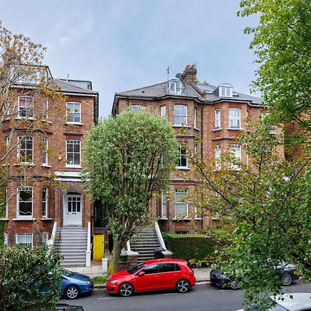 Spacious 2-bed Flat / 10 Mins From The Centre