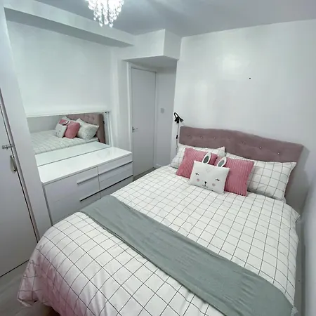 2 Bedroom Flat, Dalston Junction, London