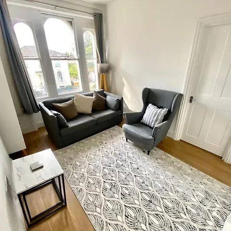 Flat 3 Gr 1 Bedroom 3 Mins Walk Mile End Station London