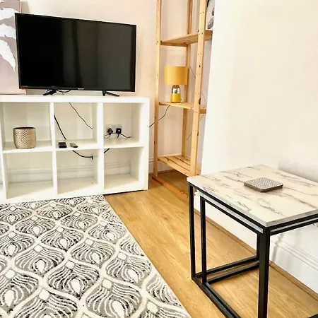 Flat 3 Gr 1 Bedroom 3 Mins Walk Mile End Station London