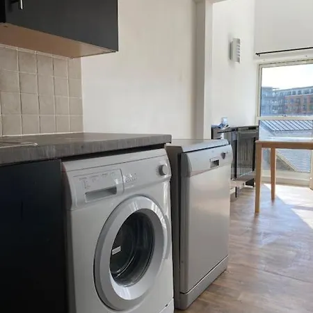 Apartment 25 Percent Off Monthly 2bed Serviced Business & Family Guests Free Wifi & Netflix Sleeps 4!