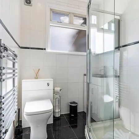 Apartment Heart Of Acton - Free Parking - Perfect For Contractors *