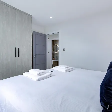 Apartment Hybrid Resi - Near Heathrow Airport With Onsite Car Parking