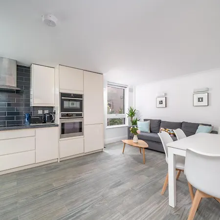 Apartment Beautiful & Serene Flat In The Heart Of *