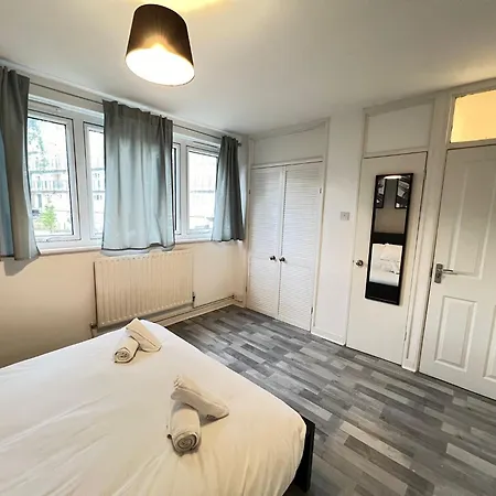 2 Bed Flat In Canary Wharf