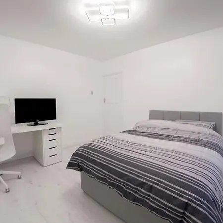Apartment 2 Bed In Wembley, Ealing, London Perivale