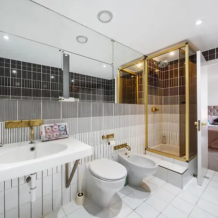Spacious 2-bedroom In Piccadilly 6100p London