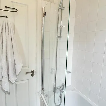 Spacious Double Room With Private Bathroom In Quiet Area Only 20 Min To Central London Streatham Vale