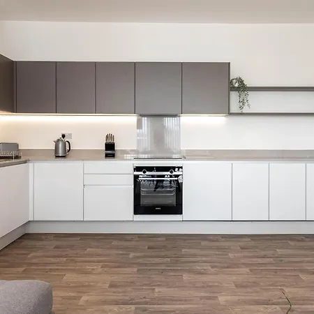 Modern With Balcony In Merton Near Wimbledon By Sojo Apartment